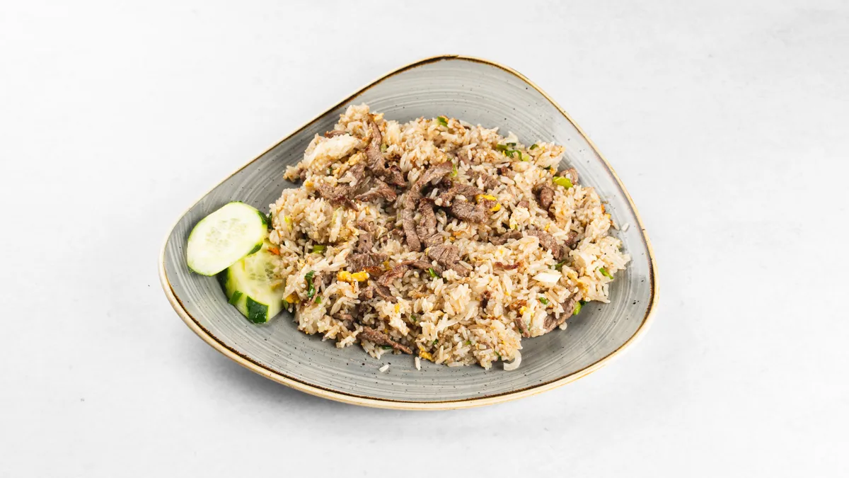 Khao Pad (pečen riž) z žrebičkovim zrezkom