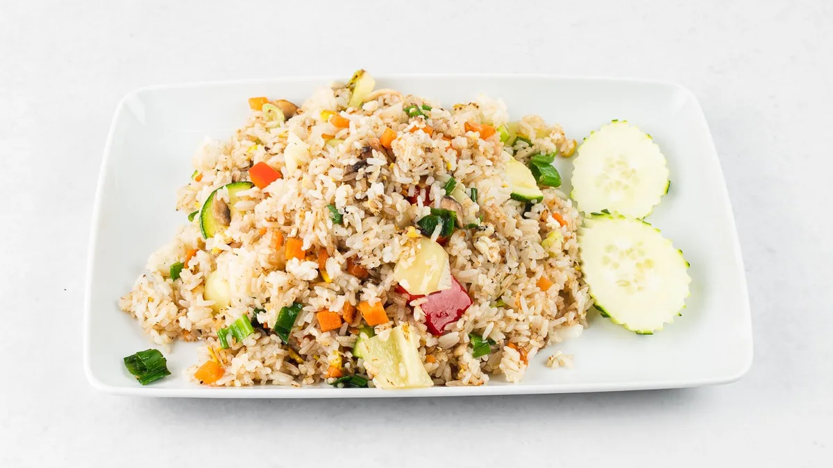 Pečen riž z jajcem (Khao Pad)