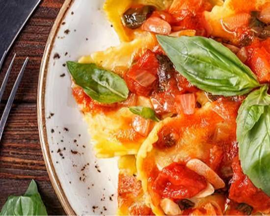 Ravioli (filled with ricotta and spinach) served with tomato sauce (a la carte)