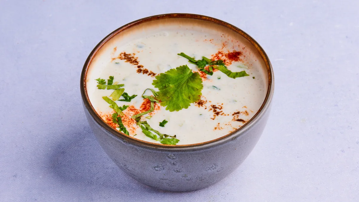 53. Kheera Raita Yoghurt tilsatt grønnsaker og krydder.