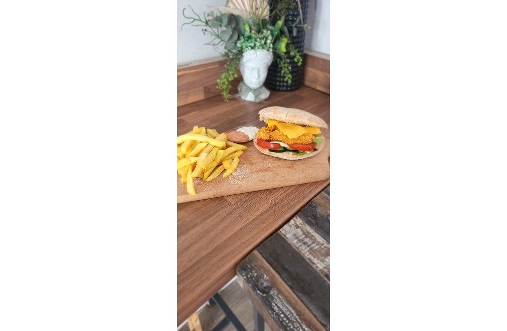 Sandwich cu Crispy Strips, cartofi prăjiţi și sosuri  Calypso si maioneza cu usturoi