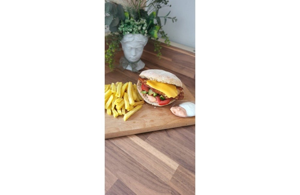 Sandwich cu piept de pui, cartofi prăjiţi și sosuri  Calypso si maioneza cu usturoi