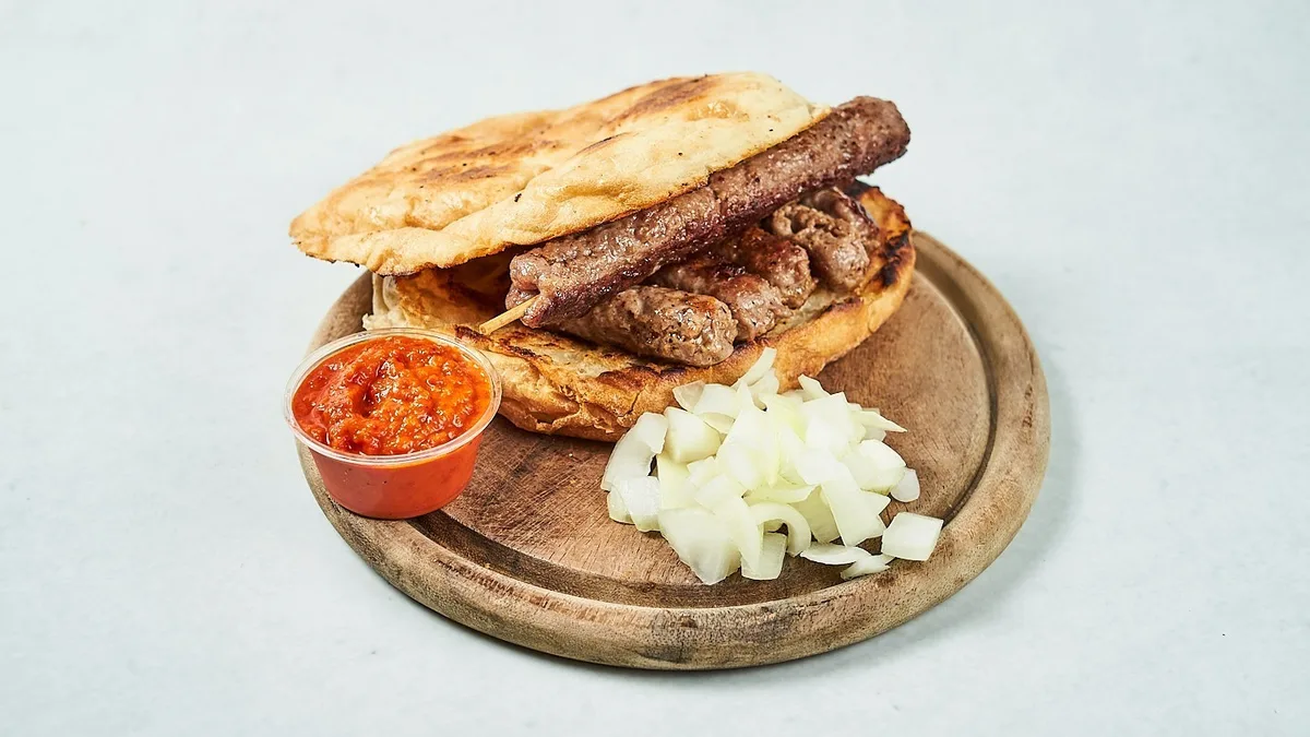 Mali ćevapi u pizza lepinji