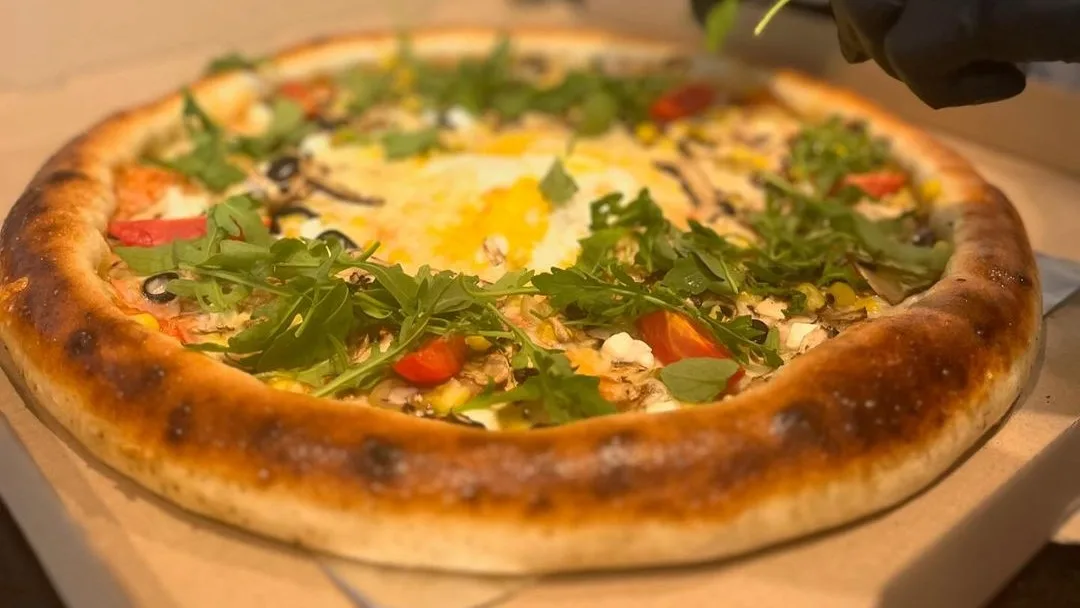 PIZZA VIKTORIA 50CM sa punjenim krajevima