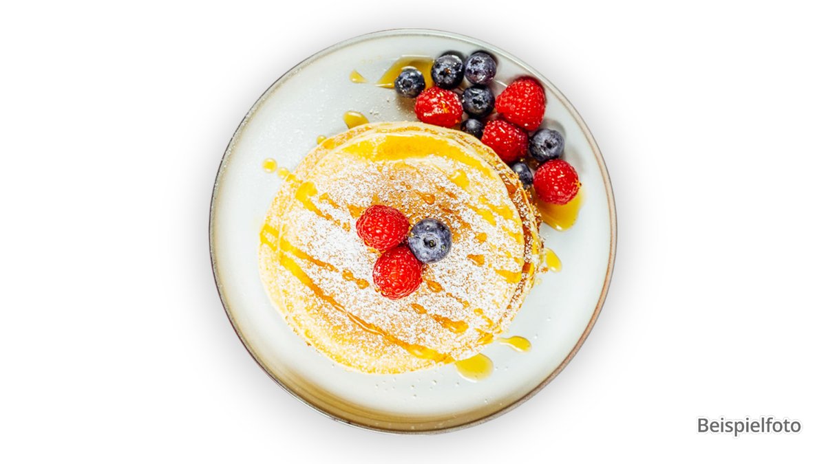 Pancakes mit frischen Früchten und Ahornsirup