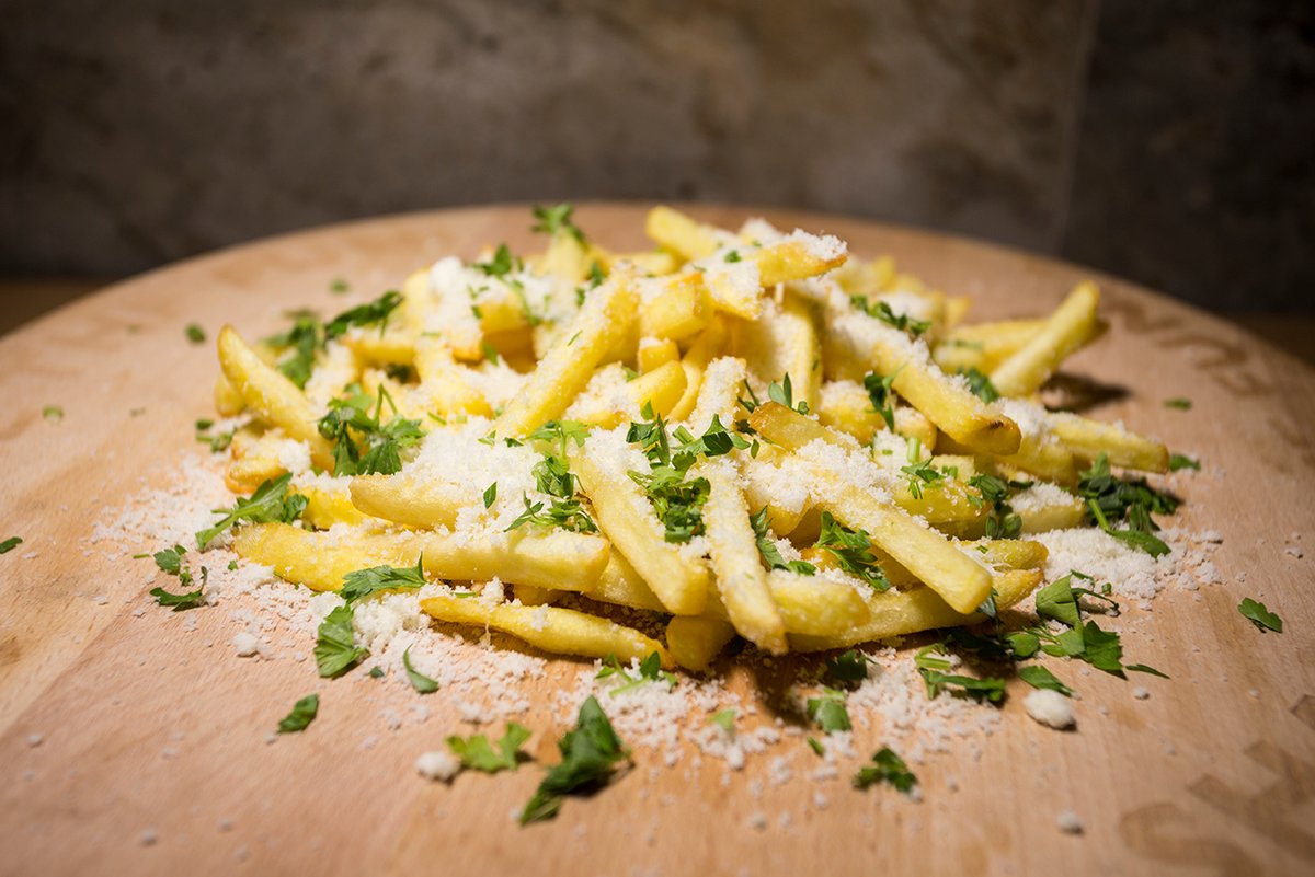 Cartofi prăjiți cu usturoi și parmesan