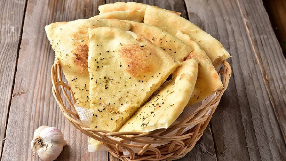 Focaccia cu usturoi și parmesan