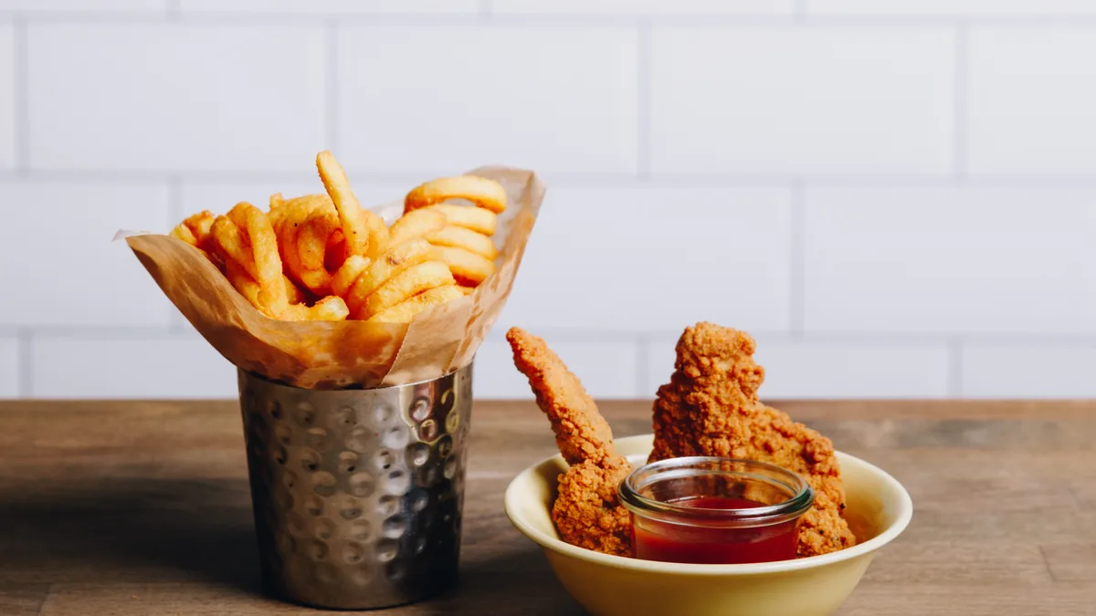 Kids Chicken Tenders Menu (3 stk)