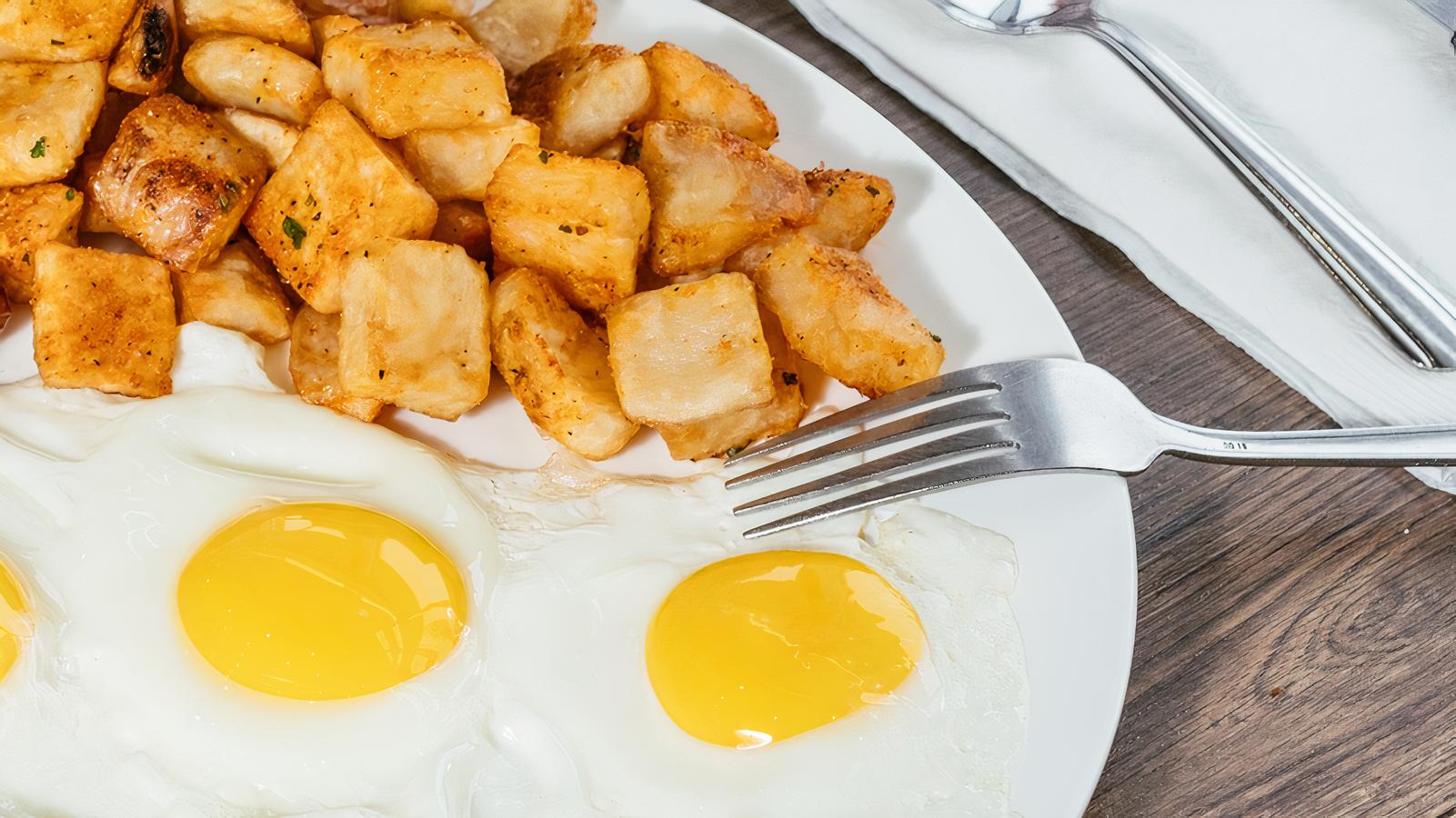 2 oeufs avec viande fumée et crêpe
