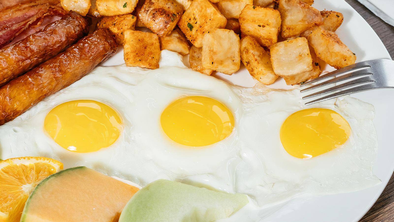 3 oeufs avec choix de viande / 3 Eggs with a choice of meat