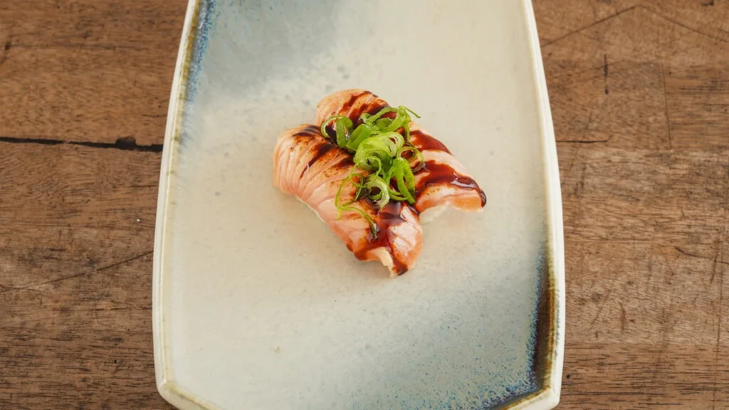 Nigiri flamberet laks teriyaki