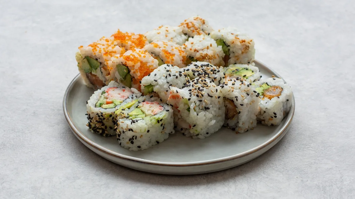 Uramaki Mix (14 stk sushi+en forret)