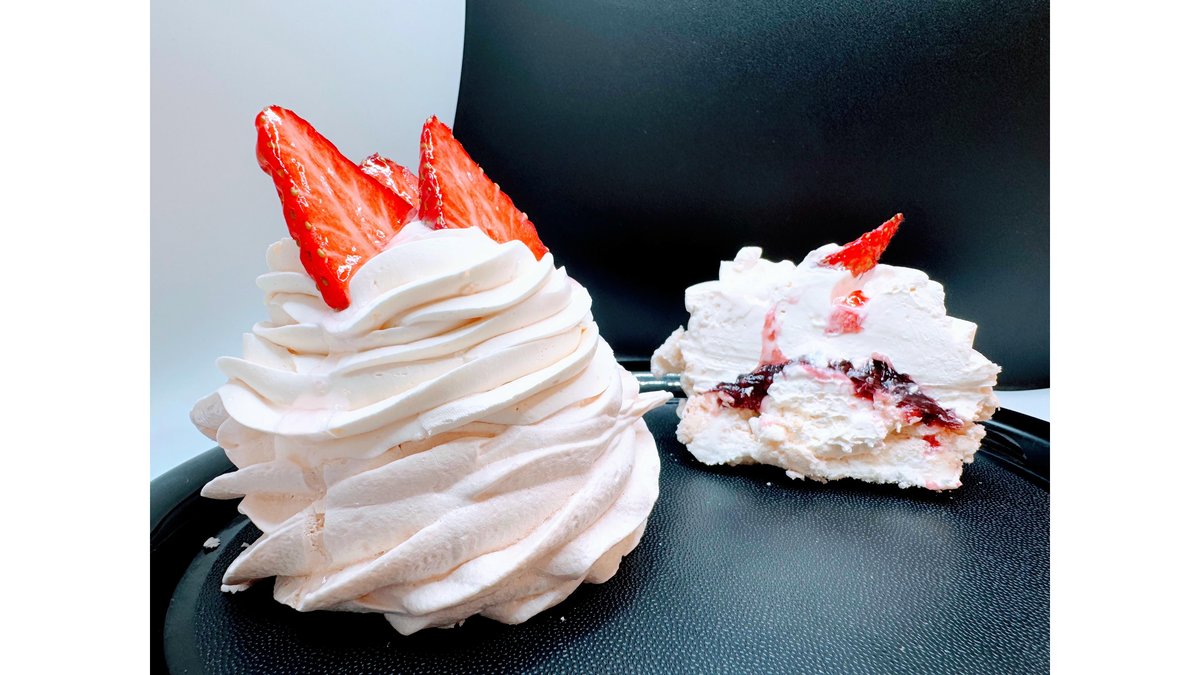 Pavlova cu mousse de ciocolată albă și filling de căpșune