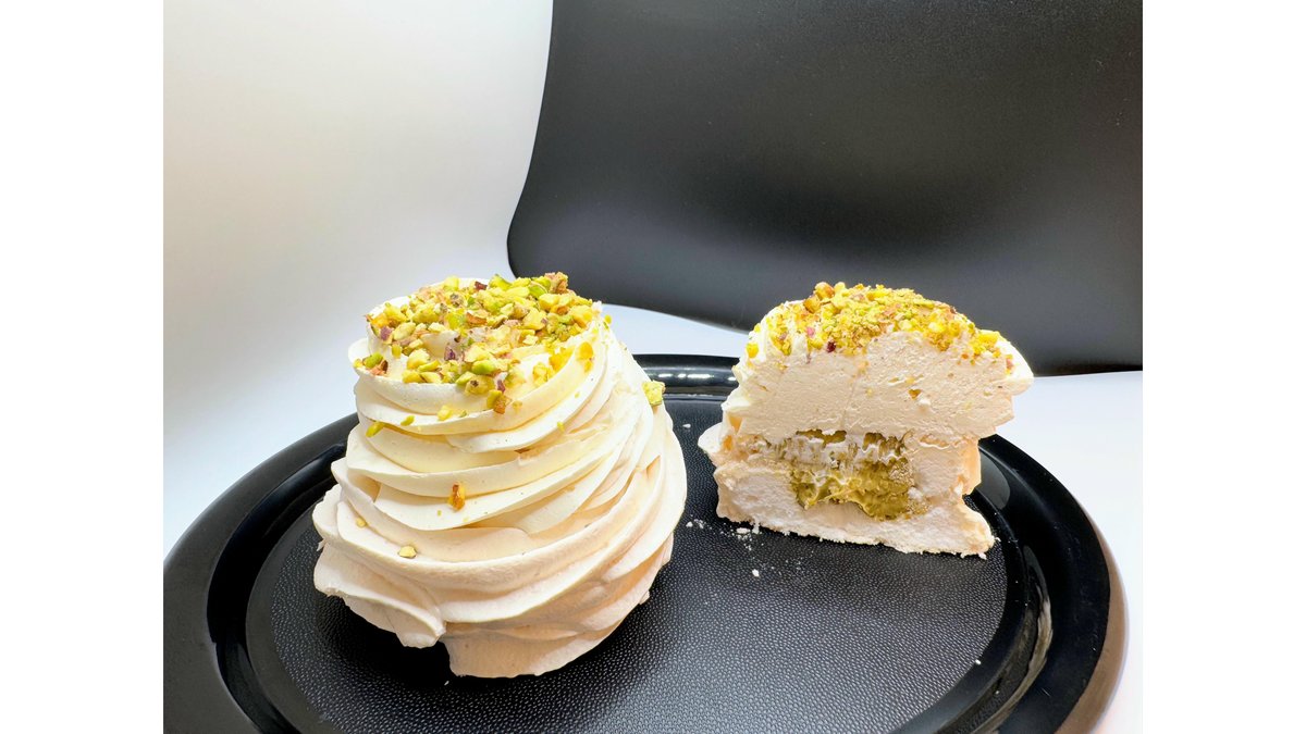 Pavlova cu mousse de ciocolată albă si filling de fistic