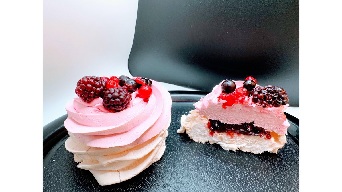 Pavlova cu mousse de ciocolată și filling de fructe de pădure