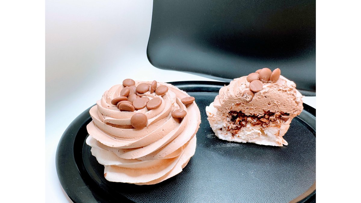 Pavlova cu Mousse de Ciocolată și Filling de Gianduia (Ferrero Rocher)