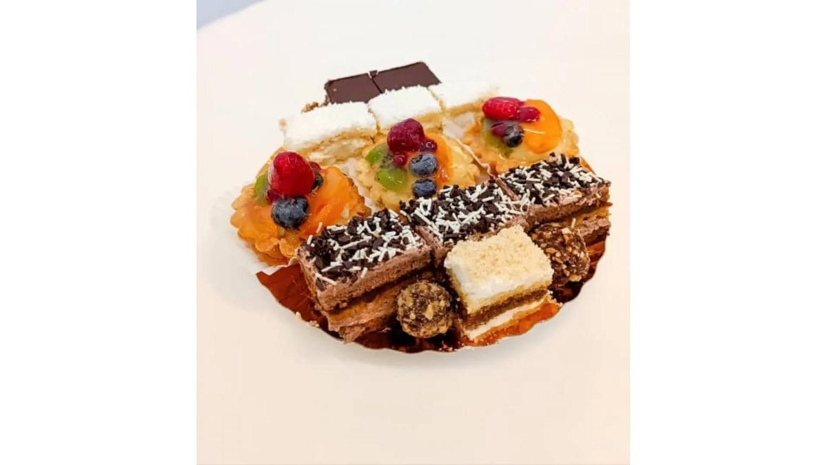 Platou prăjituri asortate (cu tarte cu fructe)