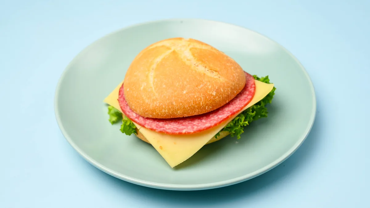 Belegtes Brötchen mit Salami