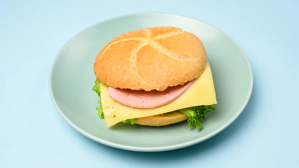 Belegtes Brötchen mit Schinken