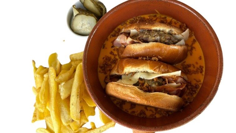 Burger de vita cu sos cheddar
