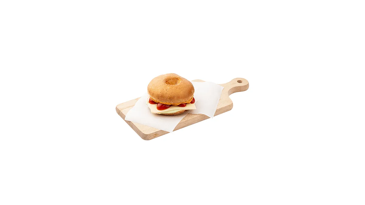 Bagel μυρωδικών με μοτσαρέλα, πέστο βασιλικού και τοματίνια