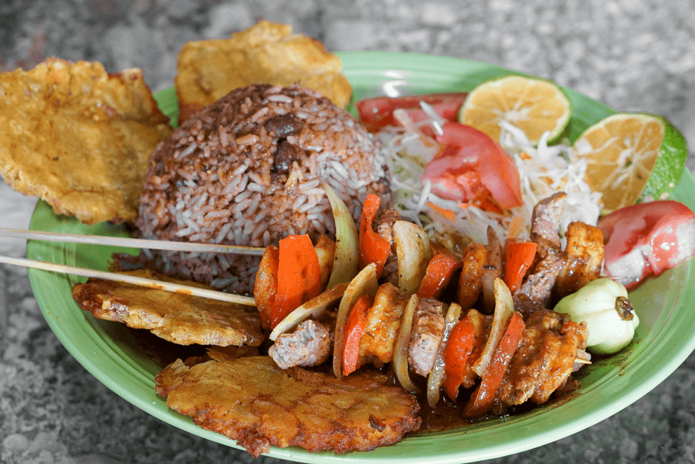 Rice And Beans con Brochetas