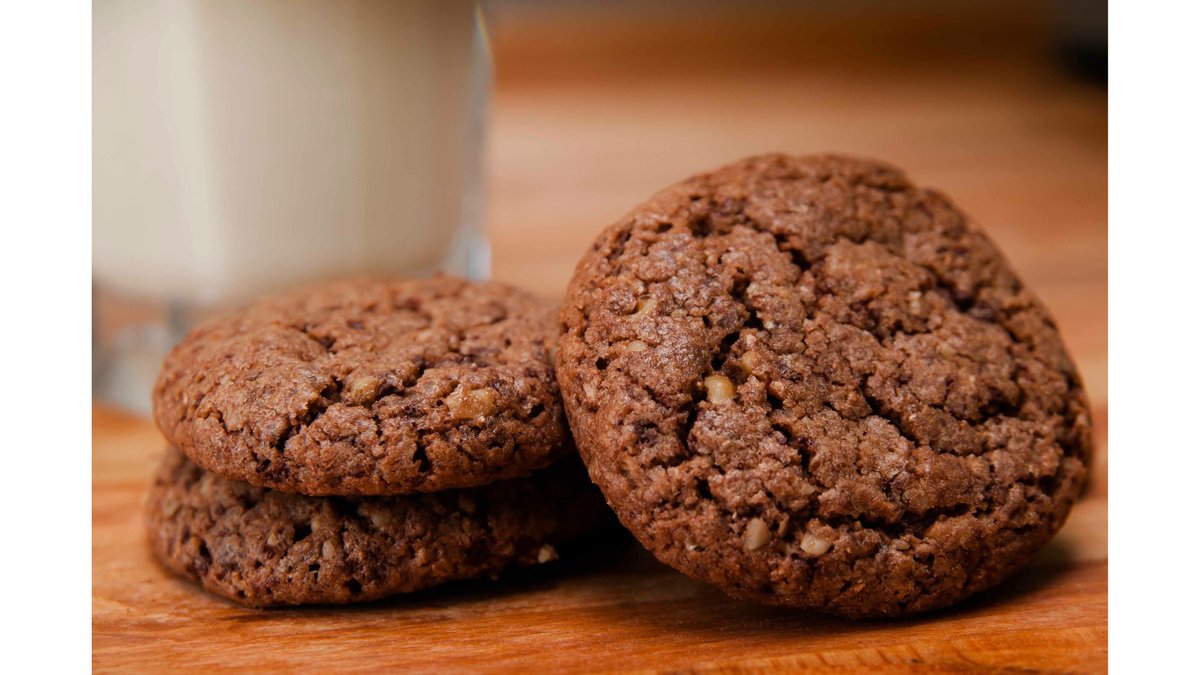 Biscuiți cu nucă și ciocolată