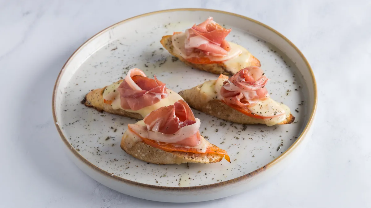 Brusketi caprese sa pršutom