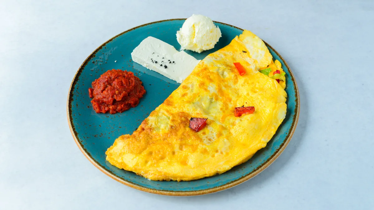 Omlet sa povrćem i kajmakom
