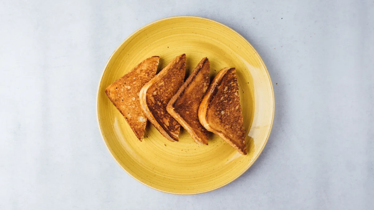 Tost sa pršutom i paradajzom