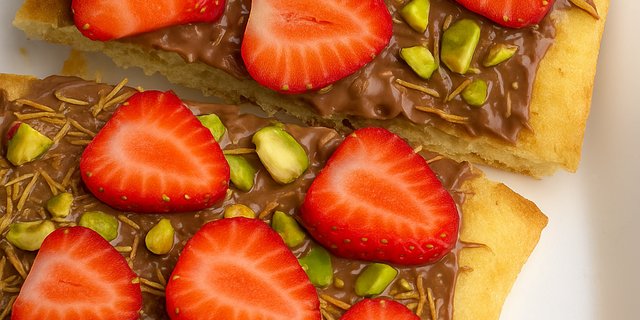 Dubai Chocolate Flatbread w/ Strawberries