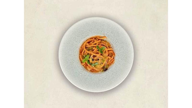 Bucatini Arrabiata făcute în casă cu sos de roșii