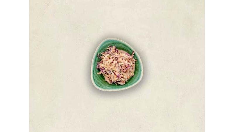 Coleslaw cu varză albă, varză roșie, morcov, ceapa rosie, otet mere și sos calypso (muștar, ouă)
