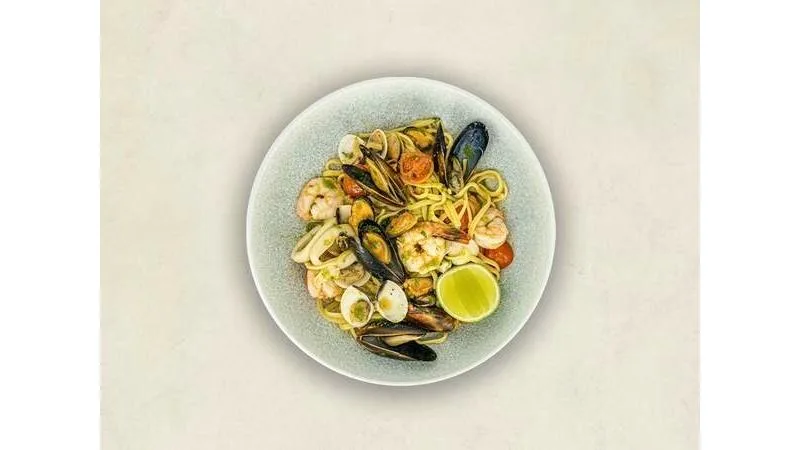 Linguini făcute în casă cu fructe de mare in sos vin alb