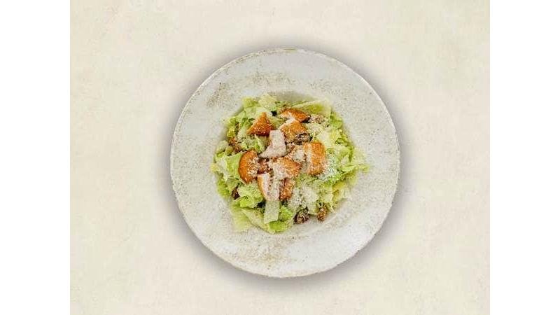 Salată Caesar cu piept de pui