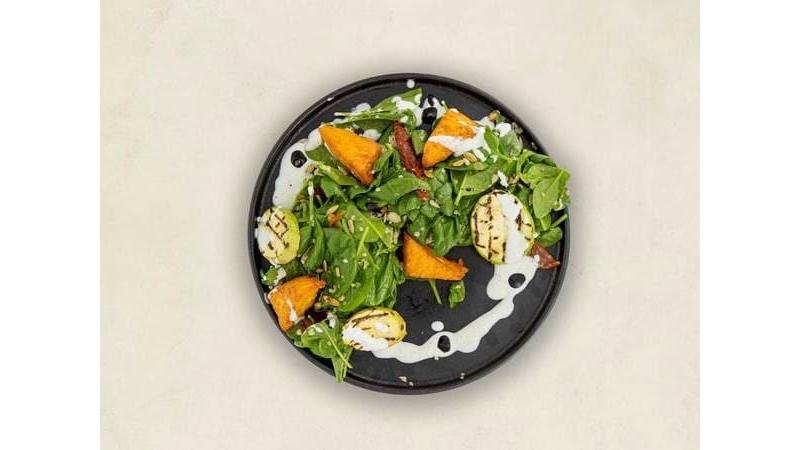 Salată cu brânză Halloumi