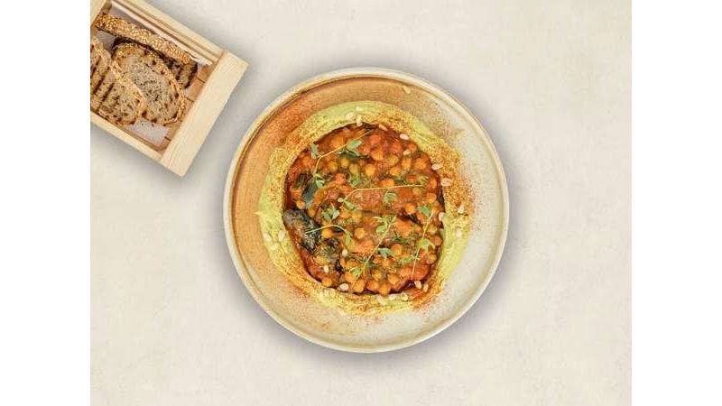Shakshuka cu hummus și  busuioc din năut