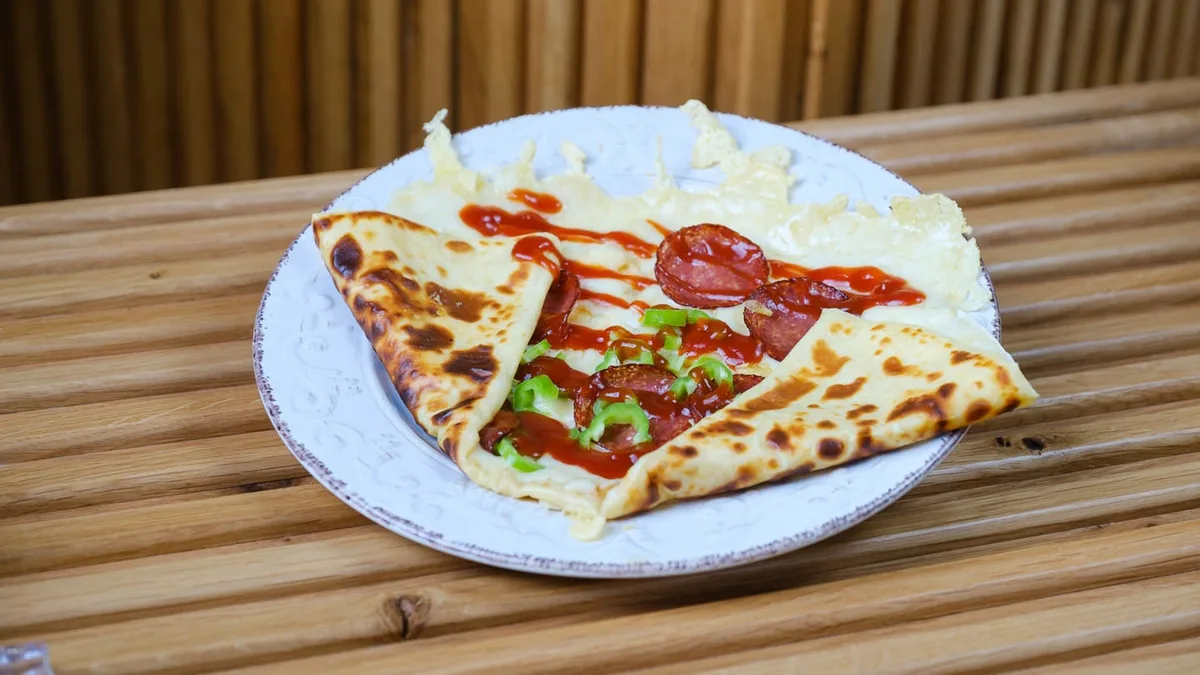 Salami, Cheese, Green Pepper, Pizza Sauce