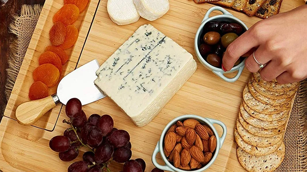 Brusketi sa mocarelom I paradajzom za druženje