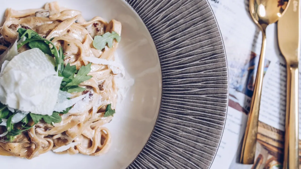 Pasta sa piletinom i pečurkama
