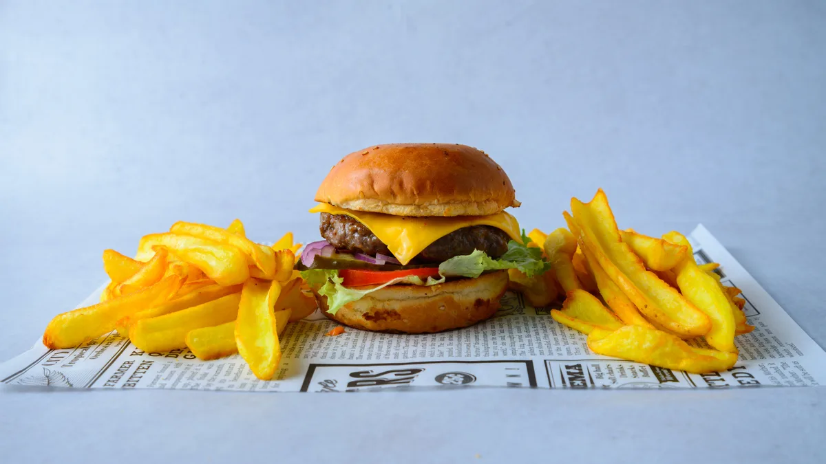 Cheeseburger sa pomfritom