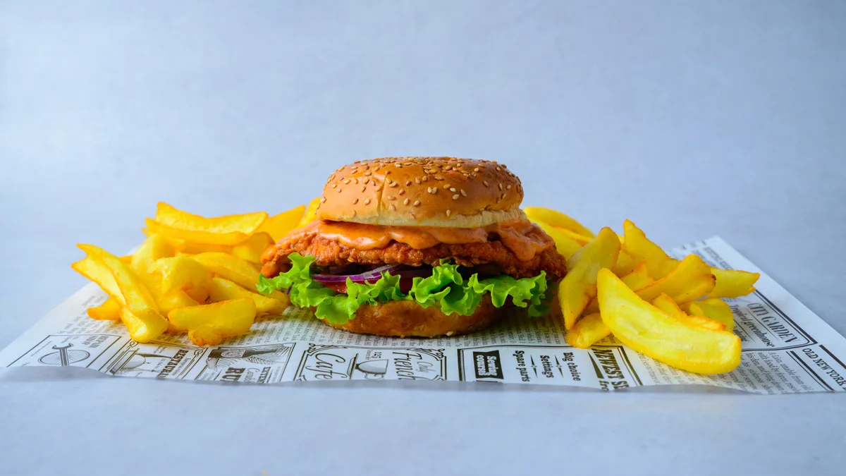 Crunch chicken burger sa pomfritom