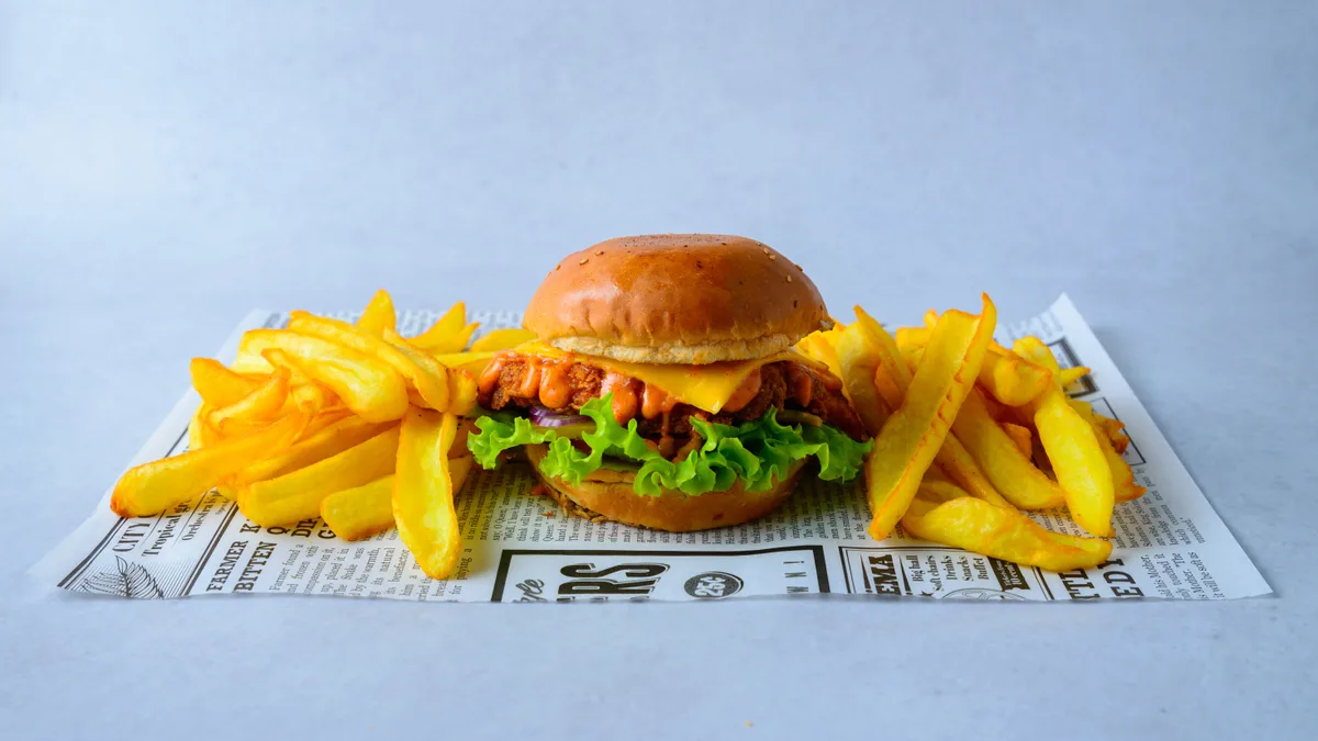 Fried chicken cheeseburger sa pomfritom