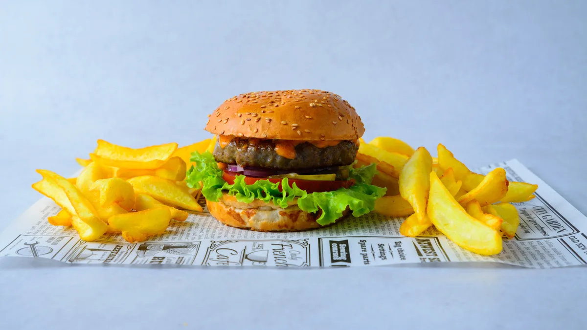 Lava beef burger sa pomfritom