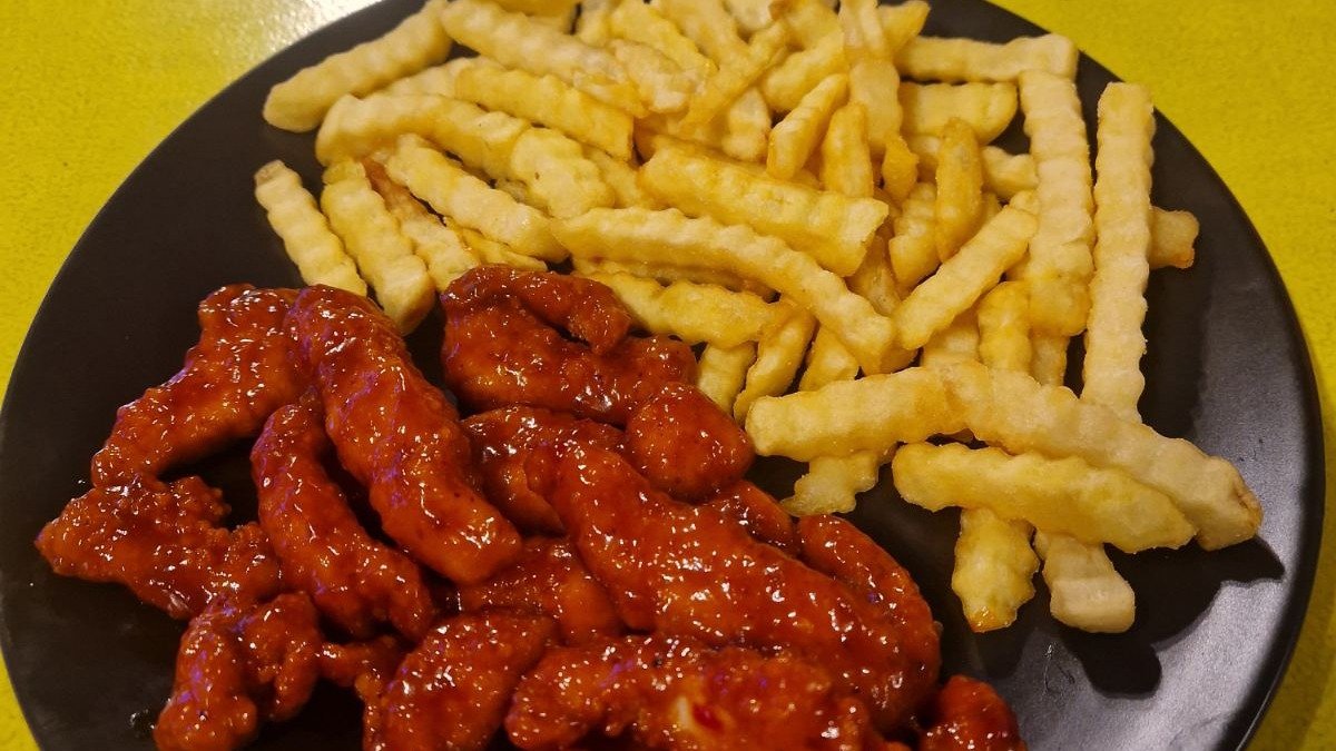 Smokehouse strips sa pomfritom