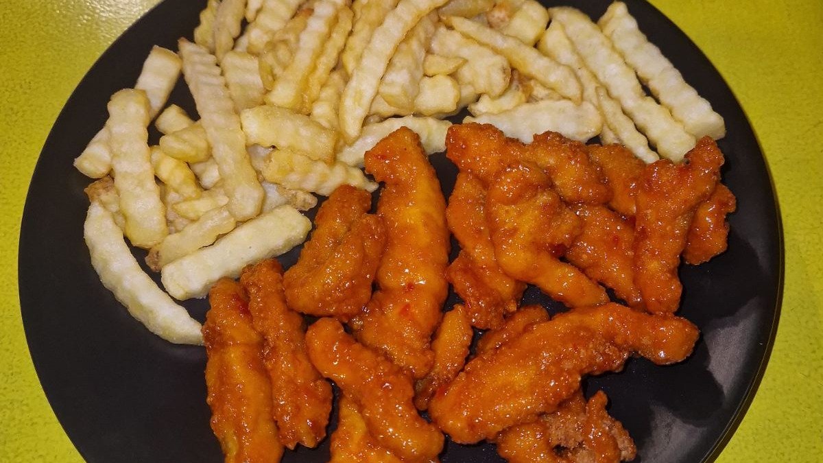 Sticky sweet strips sa pomfritom