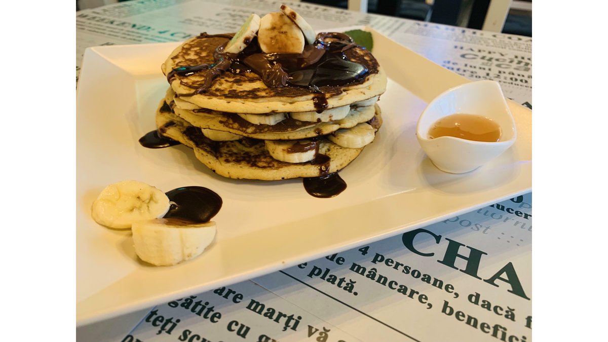 Pancakes cu dulceață de afine și sirop de arțar