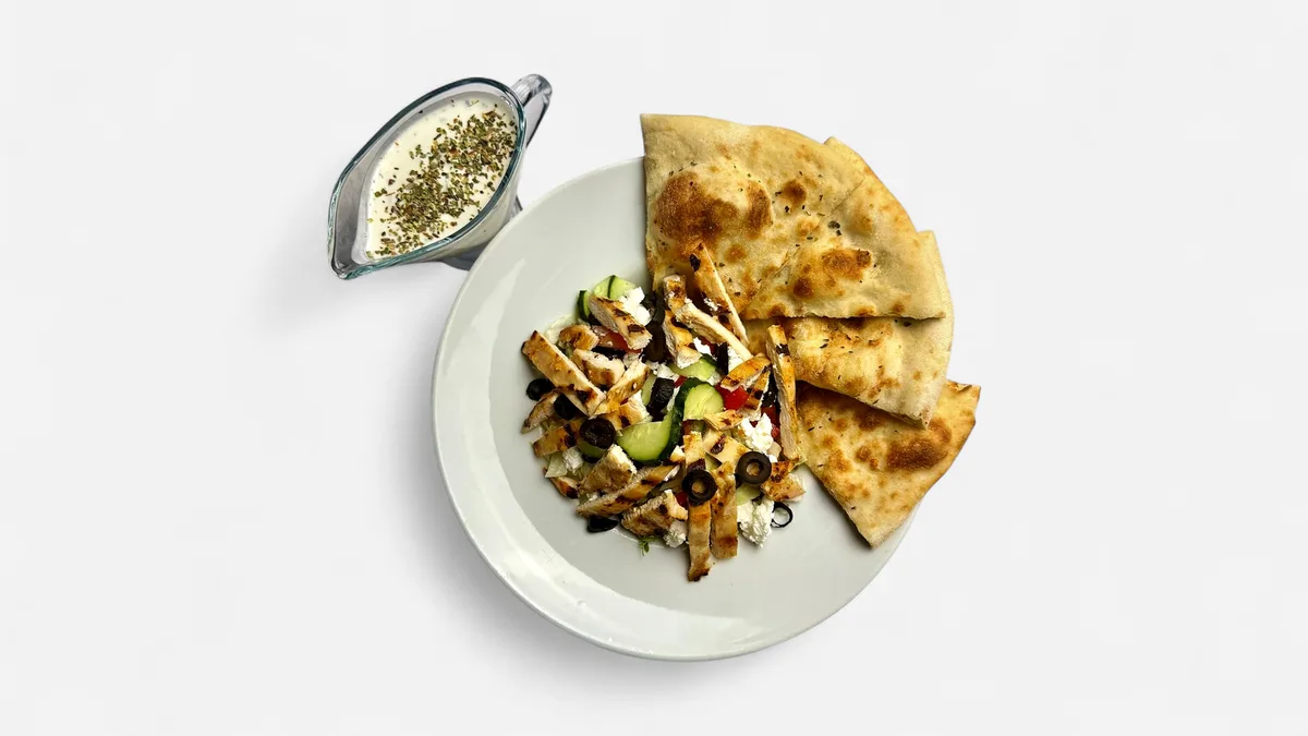 Salată pui cu feta