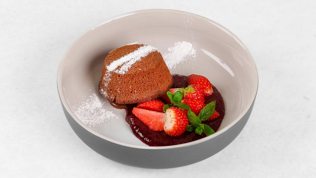 Čokoladni sufle s sadno omako in svežim sadjem