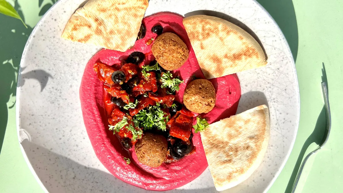 Hummus med falafel og pita